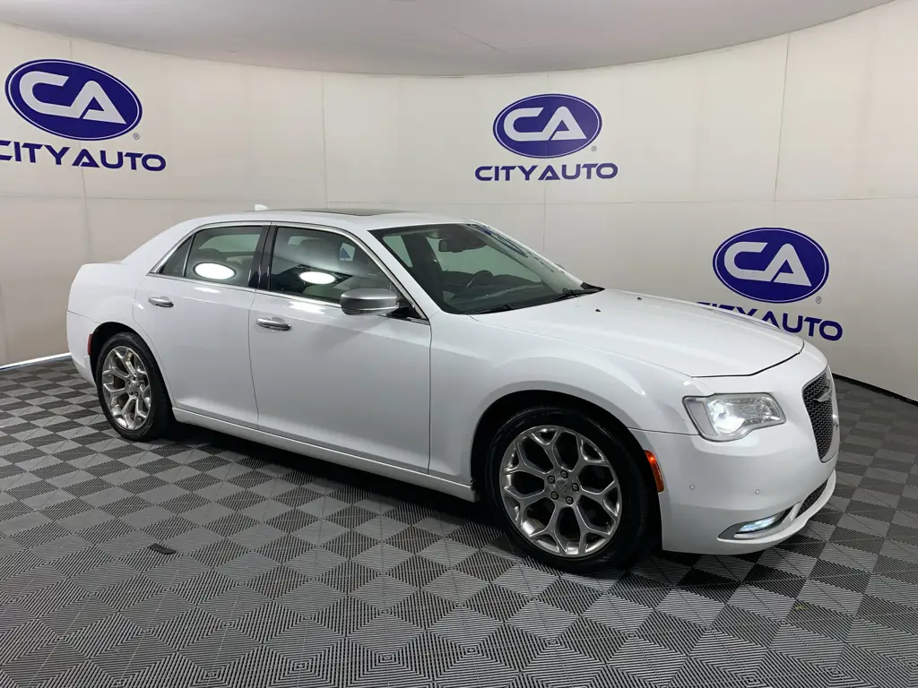 2018 Chrysler 300 C photo 1