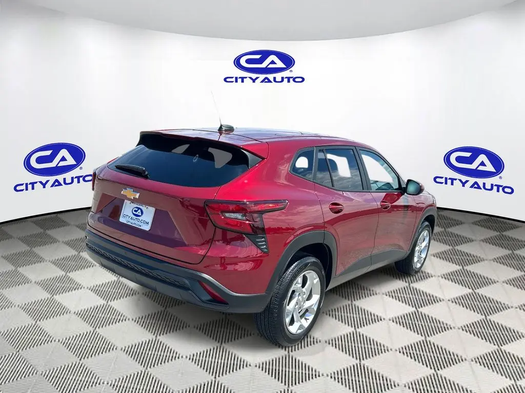 2025 Chevrolet Trax LS photo 4