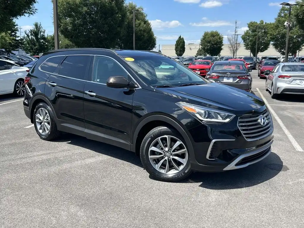 2019 Hyundai Santa Fe SE XL FWD's photo