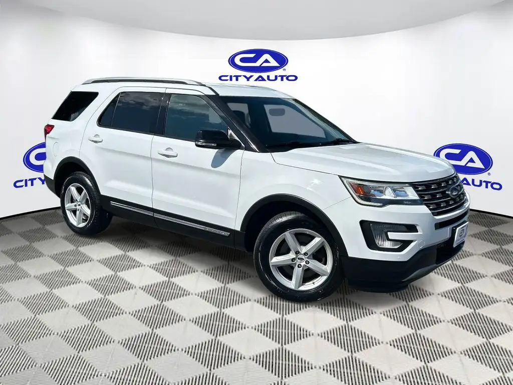 2017 Ford Explorer XLT 4WD photo 1