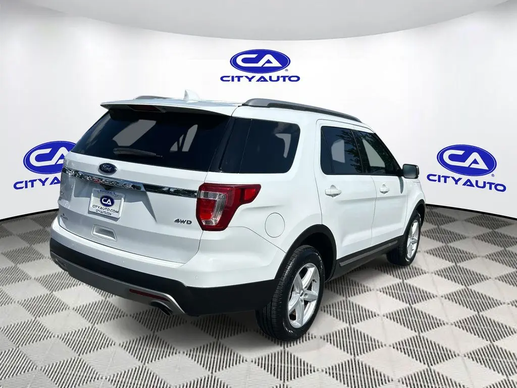 2017 Ford Explorer XLT 4WD photo 4