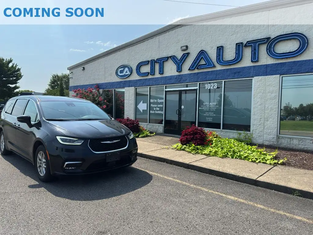 2023 Chrysler Pacifica Touring L photo 1