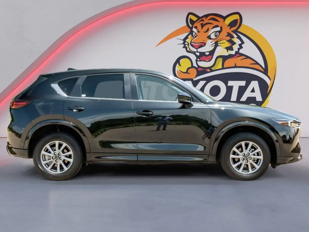 2025 Mazda CX-5 S Preferred package Auto AWD photo 4