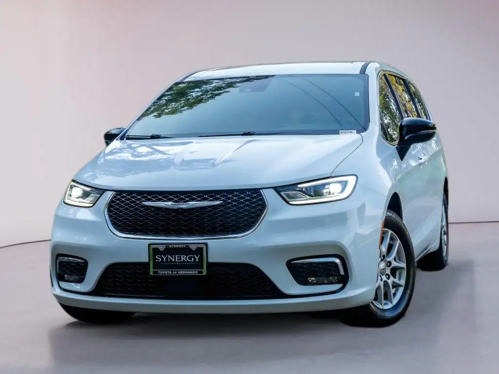 2025 Chrysler Pacifica Select's photo