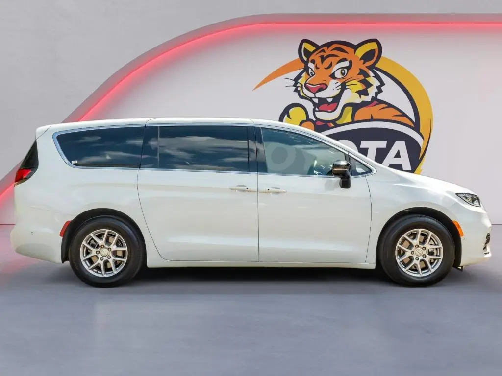 2025 Chrysler Pacifica Select photo 4