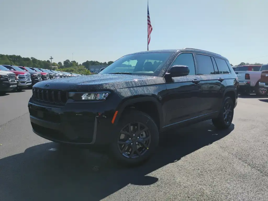 2027 Jeep Grand Cherokee L Laredo Altitude 4WD's photo