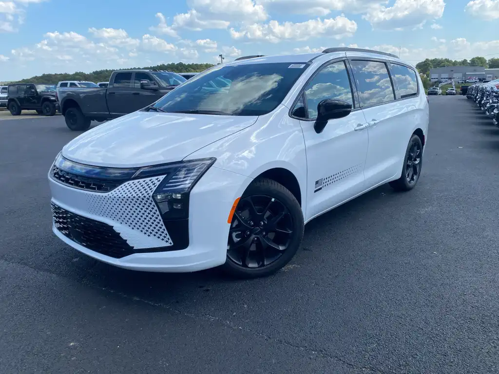 2027 Chrysler Pacifica Select's photo