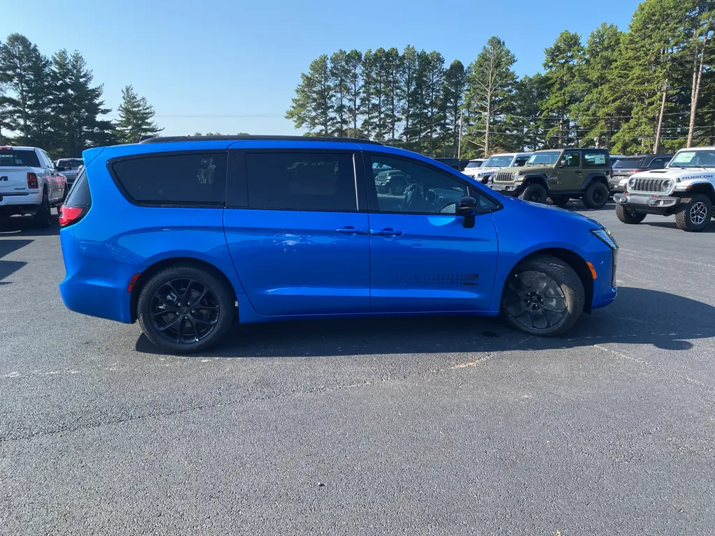 2027 Chrysler Pacifica Select photo 4
