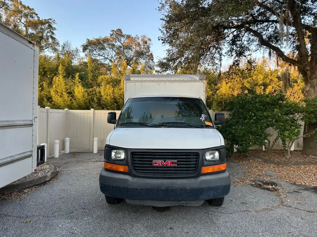 2010 GMC Savana's photo