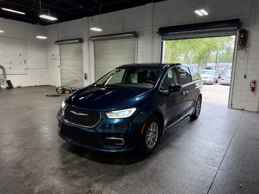 2023 Chrysler Pacifica Touring L's photo