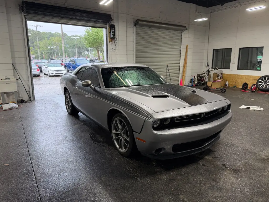 2017 Dodge Challenger SXT photo 3