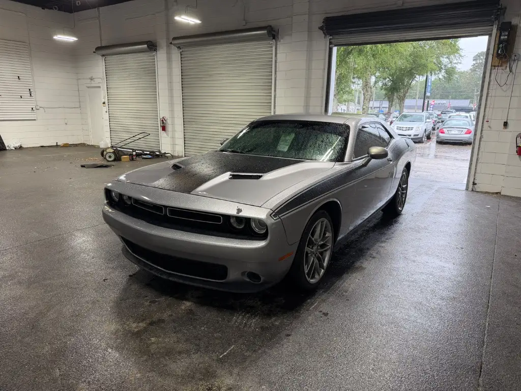 2017 Dodge Challenger SXT photo 1