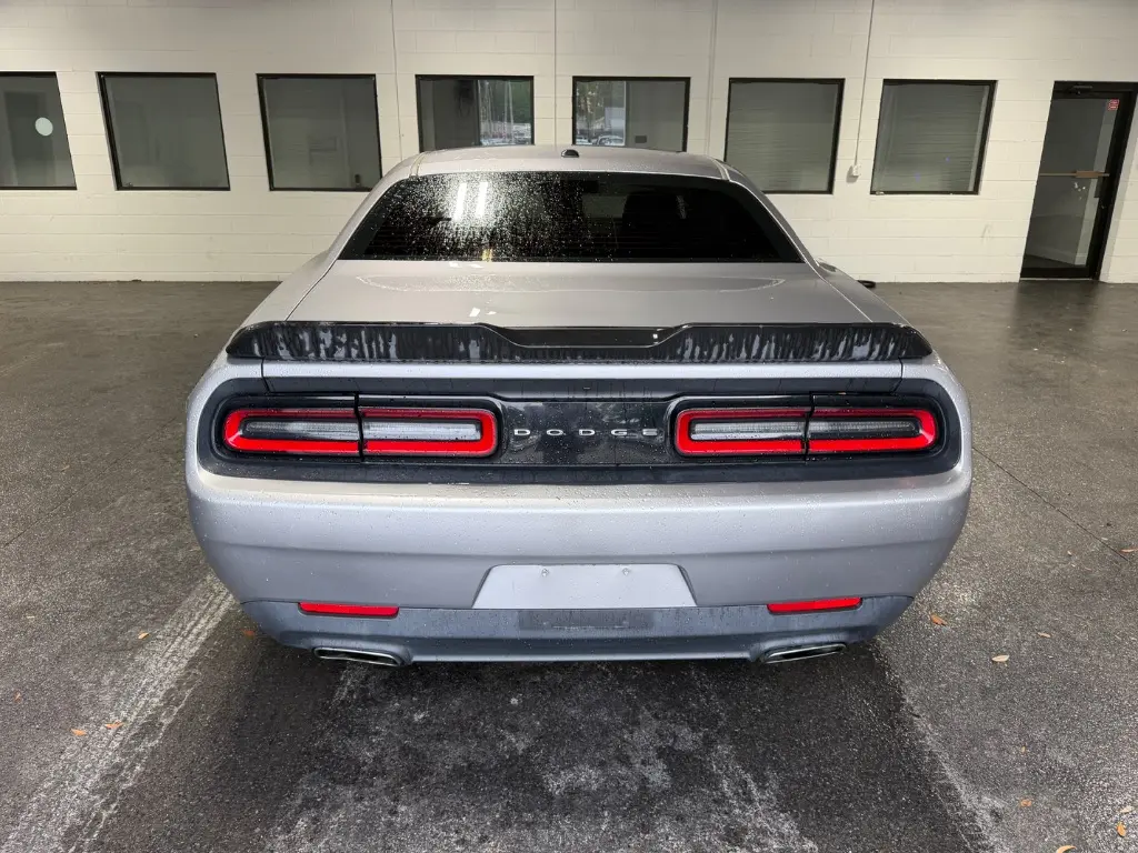 2017 Dodge Challenger SXT photo 5