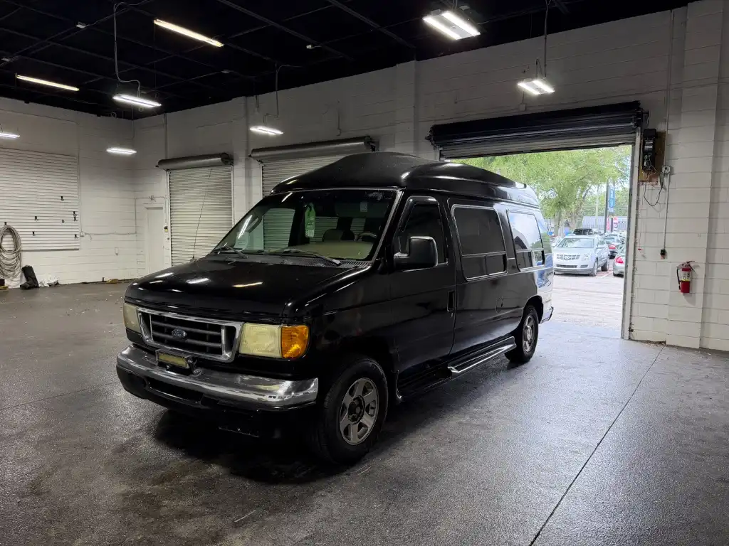 2004 Ford E-Series E-150 Van's photo
