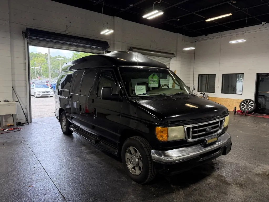 2004 Ford E-Series E-150 Van photo 4