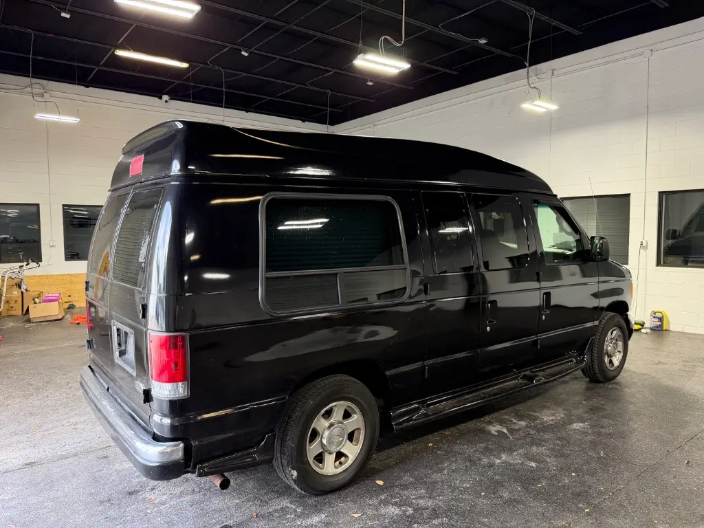 2004 Ford E-Series E-150 Van photo 5