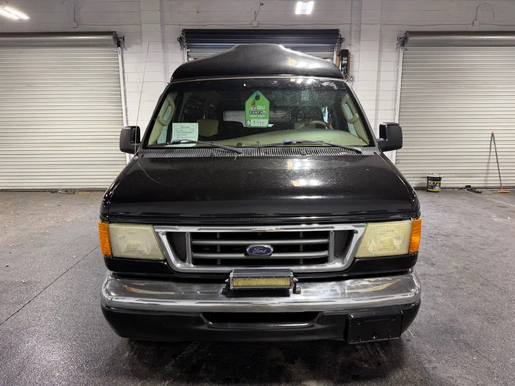 2004 Ford E-Series E-150 Van photo 3