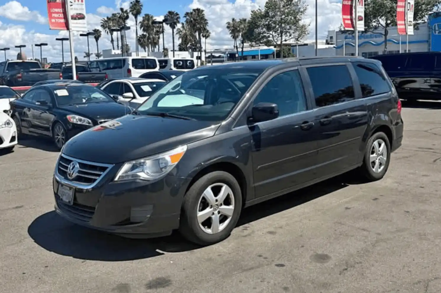 2011 Volkswagen Routan SE's photo
