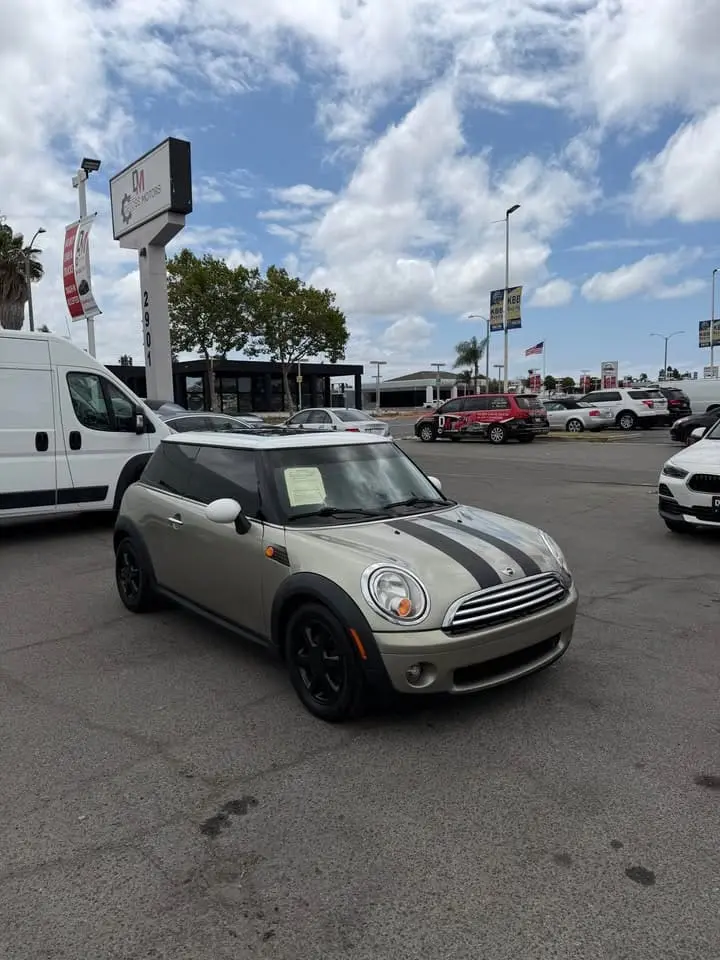 2010 MINI Cooper Base photo 3