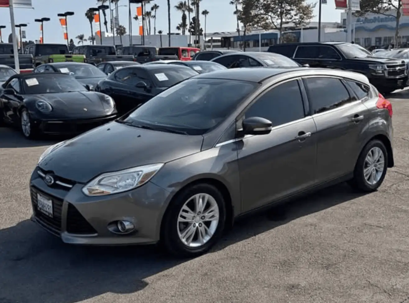 2012 Ford Focus SEL Hatchback 5-Door photo 1