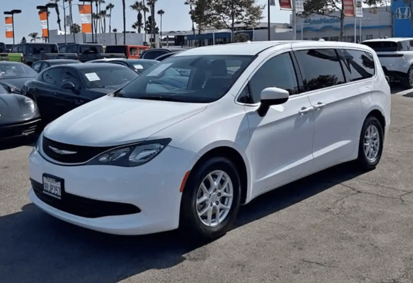 2017 Chrysler Pacifica Touring's photo
