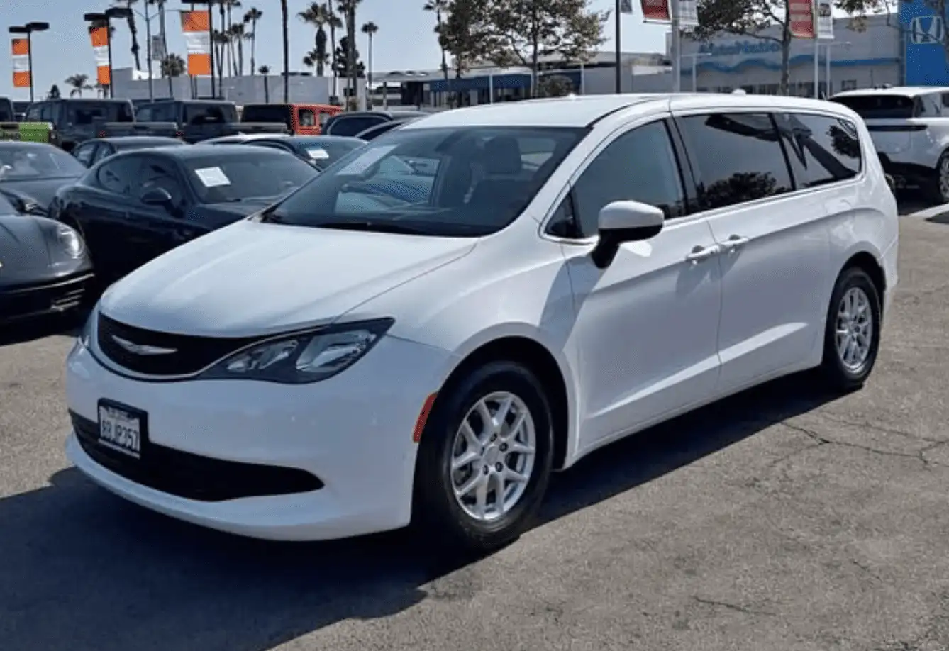 2017 Chrysler Pacifica Touring's photo