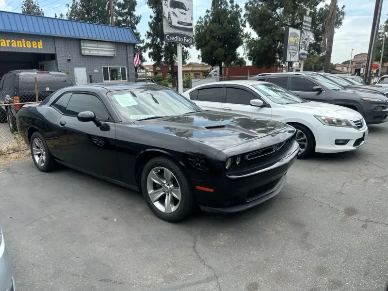 2015 Dodge Challenger SXT photo 5