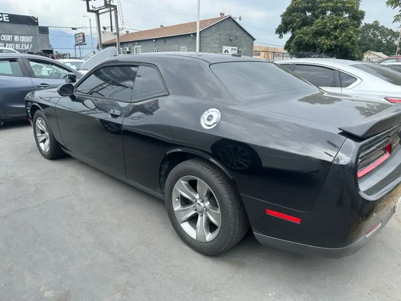 2015 Dodge Challenger SXT photo 3