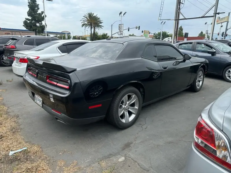 2015 Dodge Challenger SXT photo 4