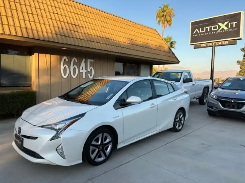 2017 Toyota Prius Three Touring's photo