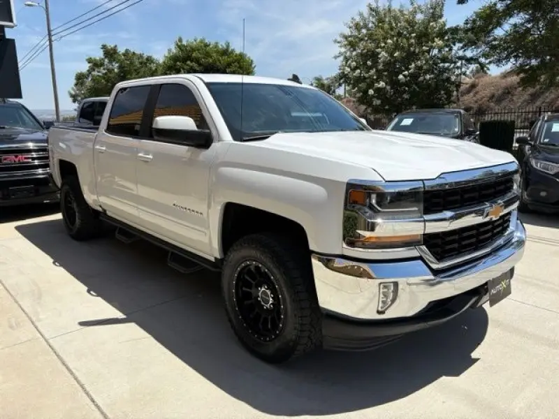 2018 Chevrolet Silverado 1500 LT Crew Cab Short Box photo 4
