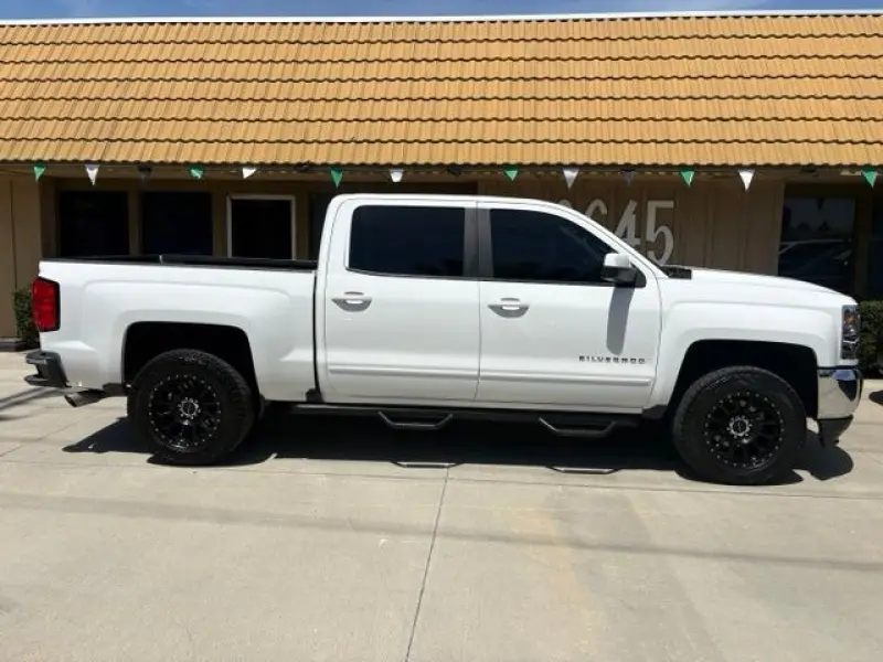 2018 Chevrolet Silverado 1500 LT Crew Cab Short Box photo 5