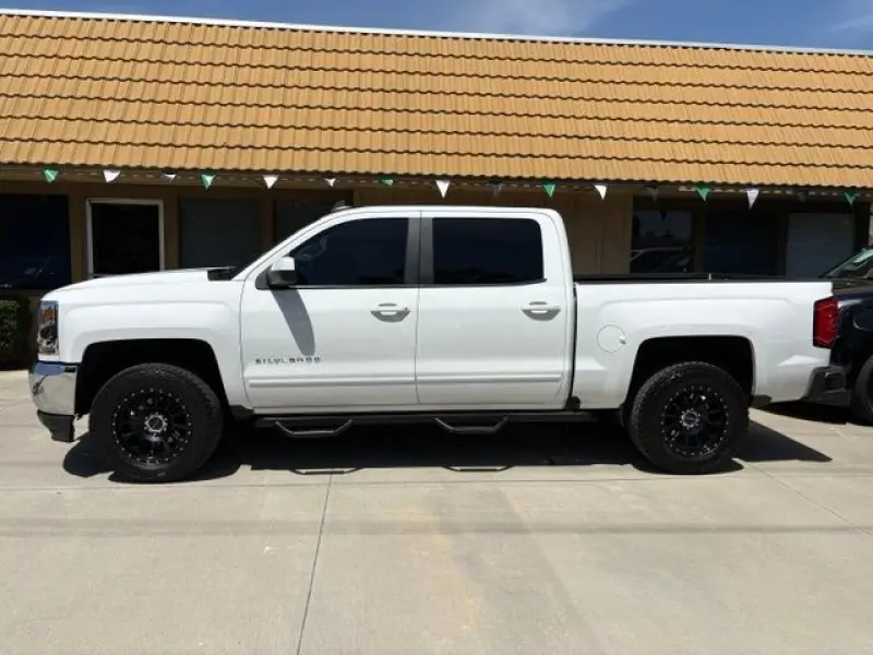 2018 Chevrolet Silverado 1500 LT Crew Cab Short Box photo 3