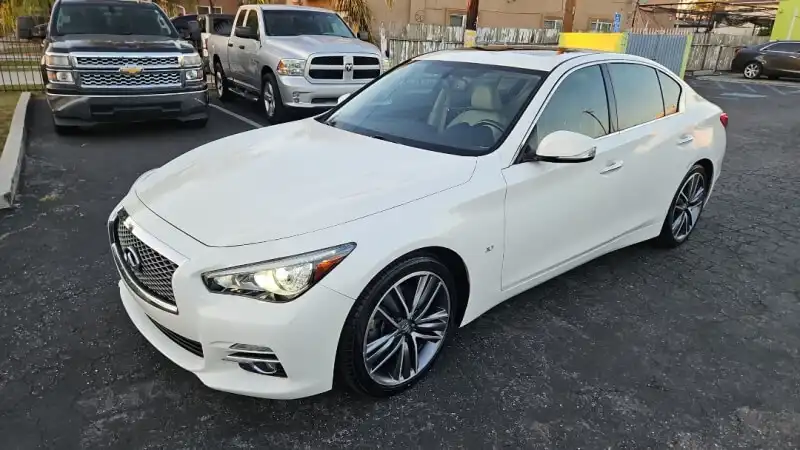2015 INFINITI Q50 Premium's photo