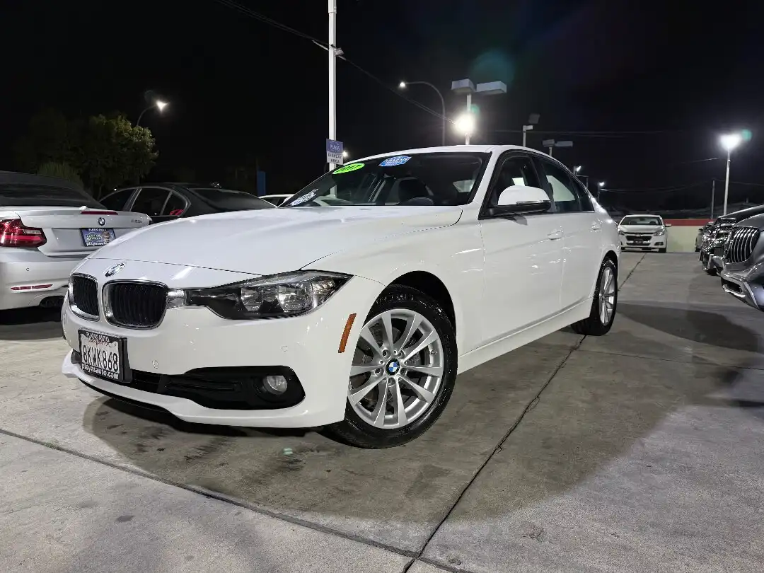 2017 BMW 3 Series 320i Sedan's photo