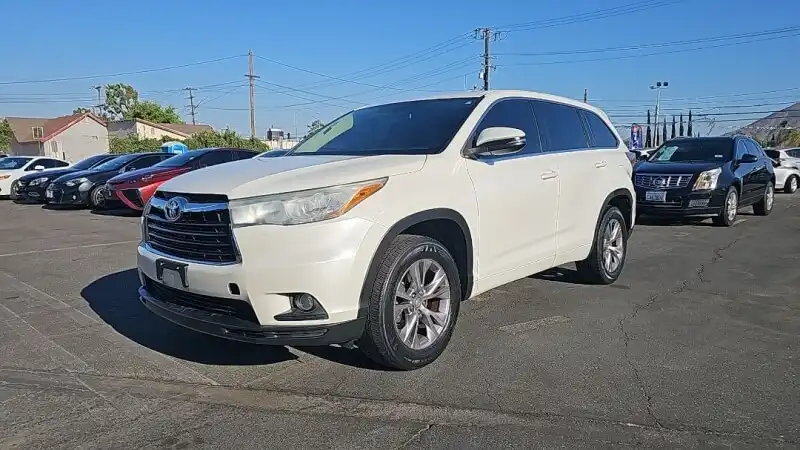 2015 Toyota Highlander LE V6's photo