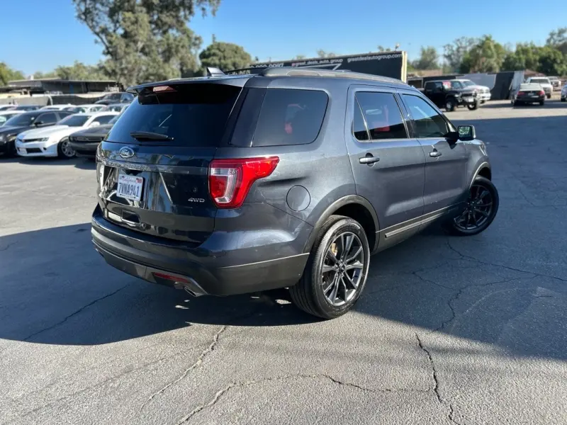 2017 Ford Explorer XLT 4WD photo 3