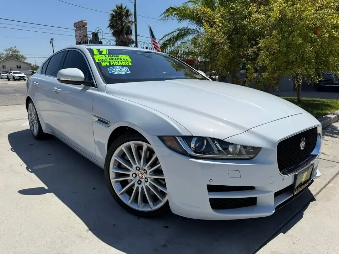 2017 Jaguar XE 35t First Edition's photo