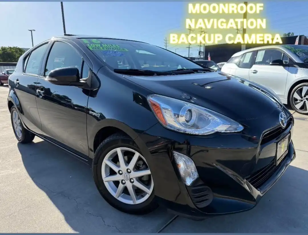2016 Toyota Prius c Four's photo