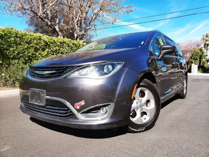 2018 Chrysler Pacifica Hybrid Touring L's photo