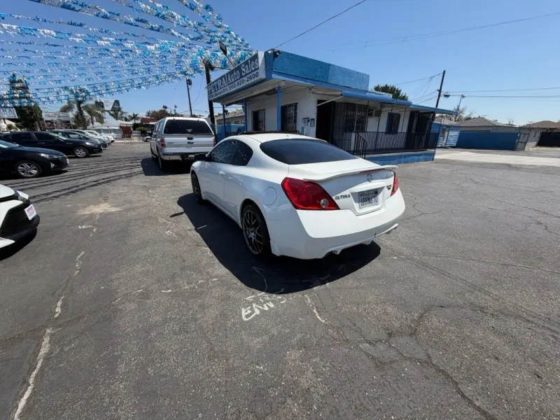 2011 Nissan Altima 3.5 SR CVT photo 3