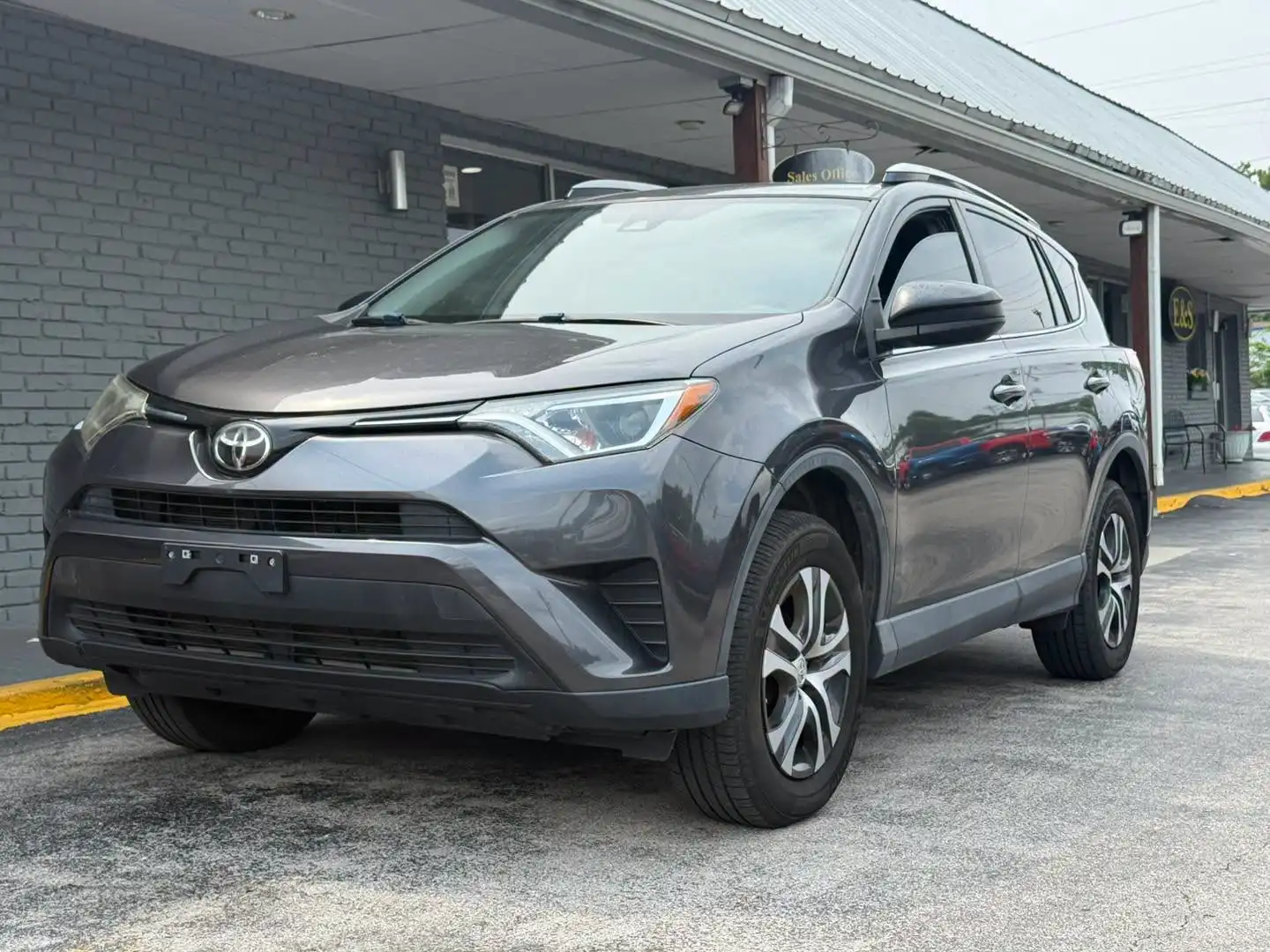2018 Toyota RAV4 LE's photo