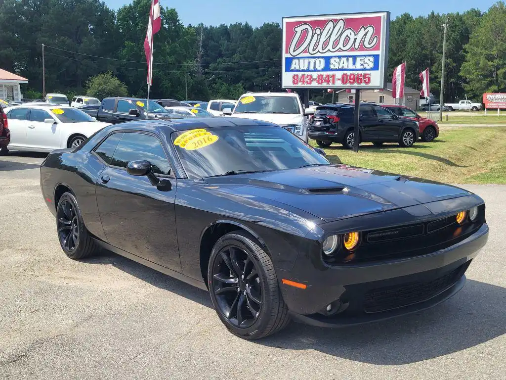 2016 Dodge Challenger SXT's photo