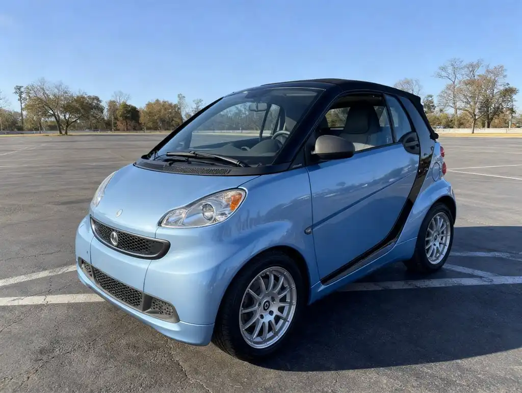 2013 smart fortwo passion cabriolet's photo