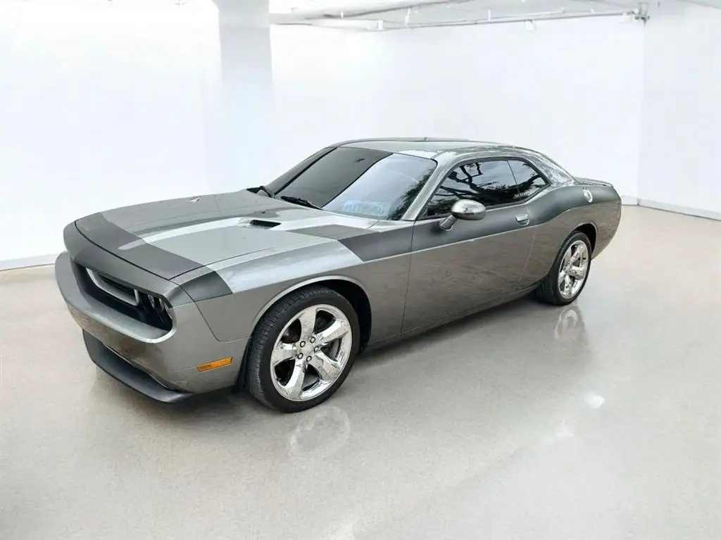 2012 Dodge Challenger SXT photo 1