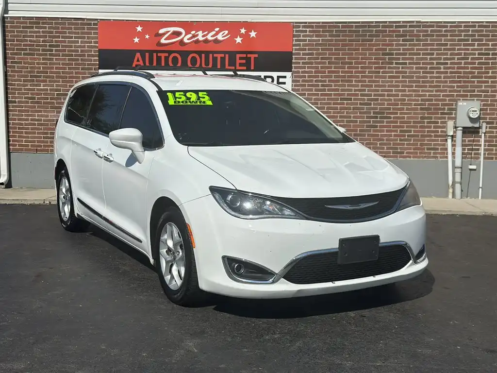 2017 Chrysler Pacifica Touring-L Plus's photo