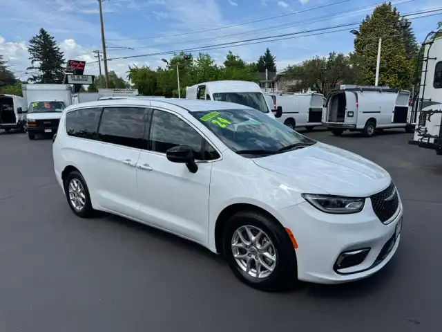 2024 Chrysler Pacifica Touring L's photo