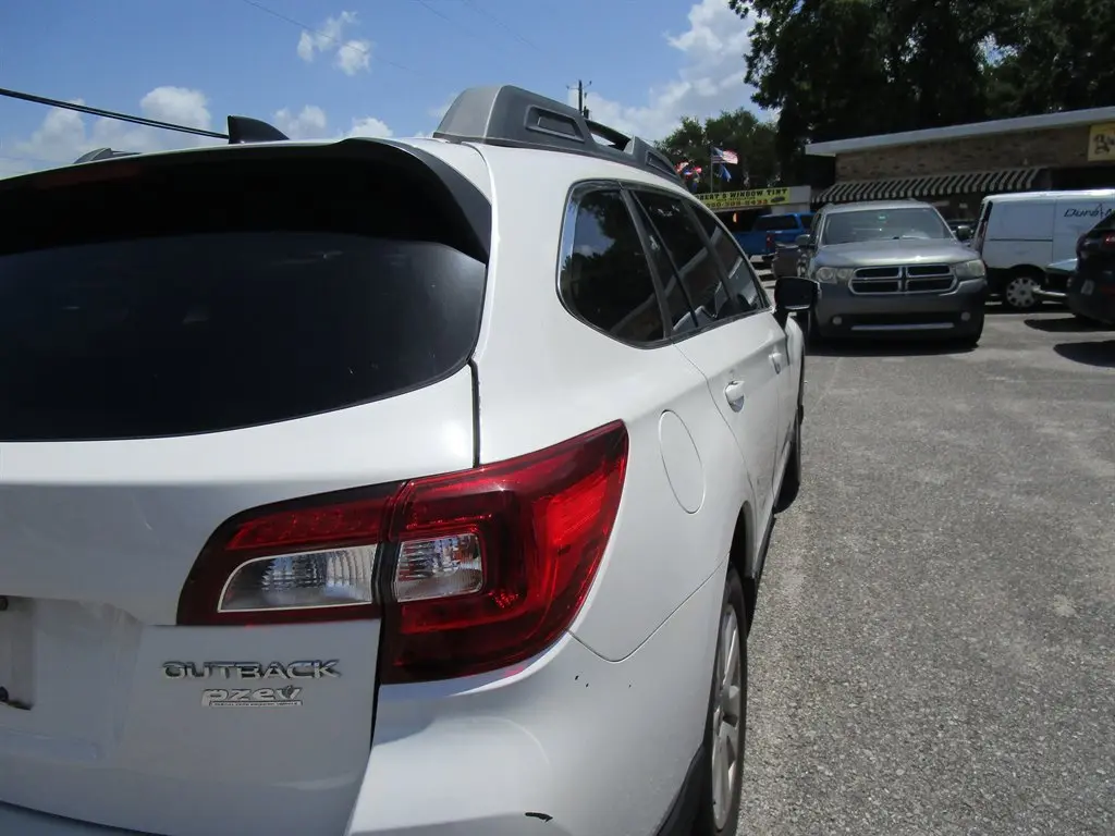 2017 Subaru Outback 2.5i Premium photo 5