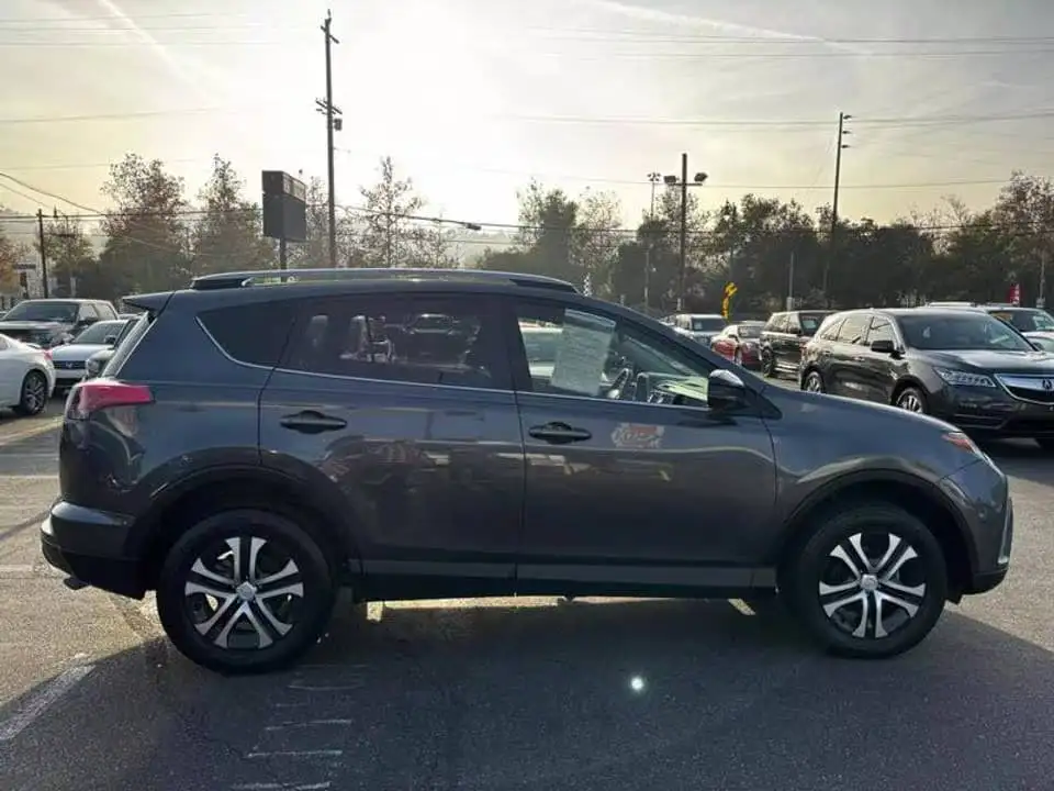 2017 Toyota RAV4 LE's photo