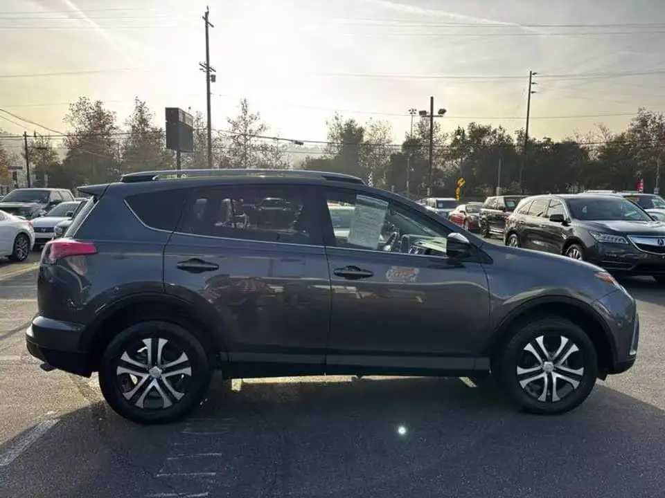 2017 Toyota RAV4 LE photo 1
